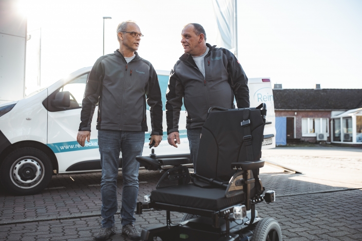 Team Reinecke Sanitätshaus aus Winsen an der Luhe bei Hamburg mit Rollstuhl