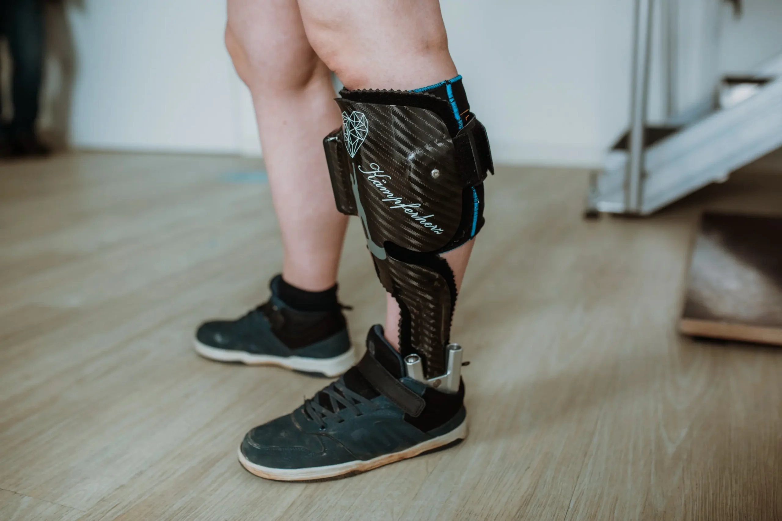 Person trägt eine Orthese am Bein, passend zu orthopädischen Schuhen im Sanitätshaus Lüneburg.