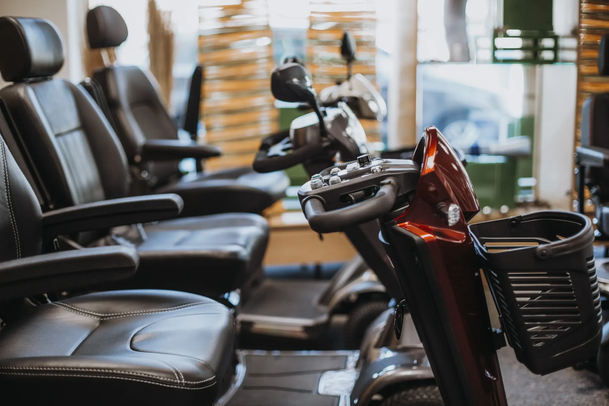 Elektrische Rollstühle mit komfortablen Sitzen in einem Sanitätshaus in Lüneburg.